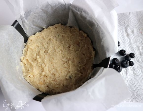 Прикрыть углубления над ягодами смесью кешью с другими ингредиентами. Убрать в морозильную камеру на 3 часа.