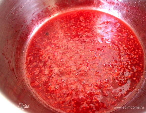 Сварить сироп из ягод (малины, ежевики, голубики), добавив мед и лимонный сок. Через 1–2 минуты варки вынуть ежевику и голубику на тарелку, малину оставить вариться до загустения (минут 5).