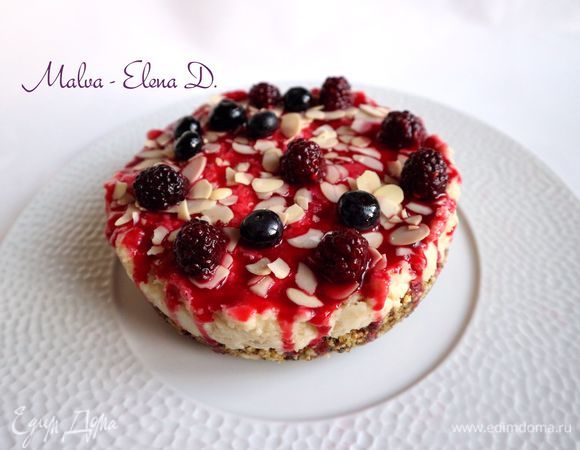 Украсить ягодами. Убрать в холодильник на некоторое время.