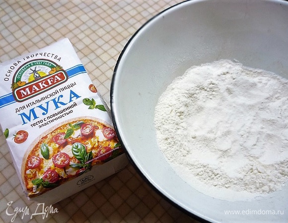 В глубокую чашку насыпаем муку для итальянской пиццы MAKFA, добавляем чайную ложку соли.