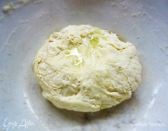 Когда тесто будет собираться в комок, добавляем масло виноградной косточки (можно оливковое, но я решила попробовать с этим маслом и посмотреть, как изменится вкус пиццы).