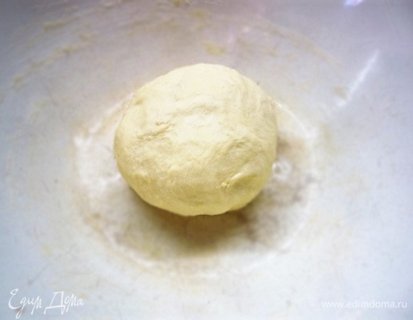 Продолжаем вымешивать тесто, пока оно не станет мягким и эластичным (примерно 5–7 минут). Муку постарайтесь больше не добавлять. Накрываем чашку с тестом влажным полотенцем и убираем в теплое место на 30 минут.