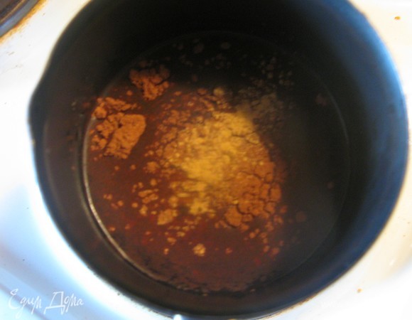 Важно какао засыпать только в холодную воду и именно варить, тогда будет вкусно. Если вы фанат острого, тогда все приправы кидаем сразу. Если хотим придать только легкий аромат — то в самом конце. Варим 15 минут на слабом огне. Как только закипит, снимаем и даем подняться пенке 3 раза, после чего вливаем сливки.