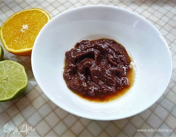 Для соуса в чашке смешиваем томатную пасту с соевым соусом, добавляем сахар, перемешиваем, добавляем сок апельсина, лайма и ананасовый сок, еще раз хорошо перемешиваем. Соус готов.
