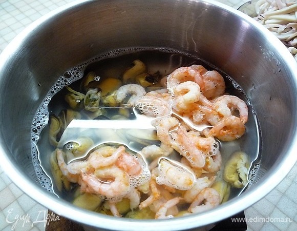 Для начинки мидии и креветки опускаем в кипящую подсоленную воду и варим 5–7 минут, затем шумовкой выкладываем на тарелку или дуршлак, чтобы стекла лишняя жидкость. Кальмары очищаем, опускаем в кипящую подсоленную воду и варим 10 минут.