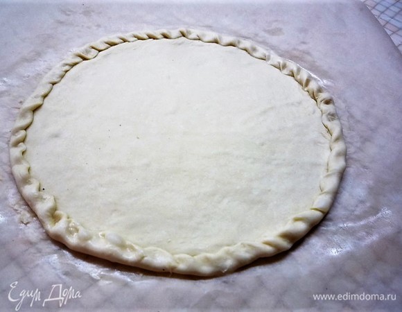 Перекладываем пласт на лист пергамента, при желании формируем небольшие бортики.