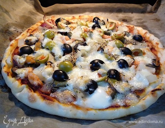 Выпекаем при температуре 200°C в течение 20 минут. Как только сыр расплавился, пицца готова.