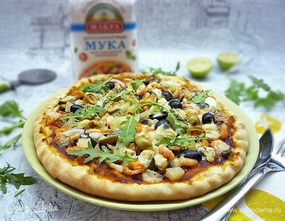 Украшаем сверху листиками руколы и подаем на стол сразу же, пока пицца горячая. Приятного аппетита!