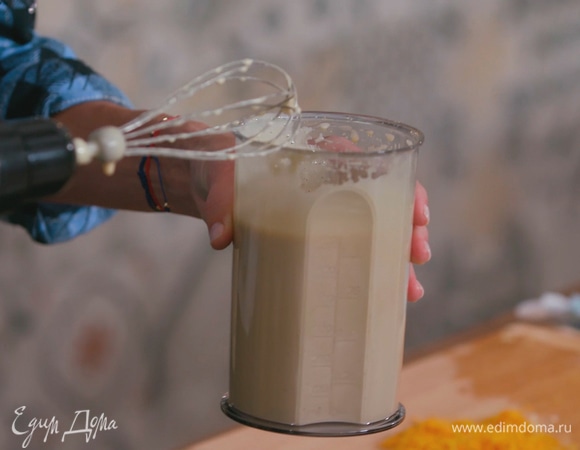 Яйца с коричневым сахаром и ванильным экстрактом взбить блендером с насадкой-венчиком в пышную, воздушную массу.