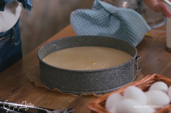 Дно разъемной формы для выпечки выстелить пищевой бумагой, вылить тесто и выпекать пирог в разогретой духовке 35–50 минут до готовности, затем остудить.