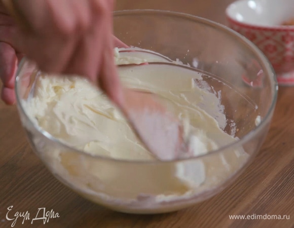 Приготовить крем, растерев сливочный сыр с сахарной пудрой. Оставшийся сахар всыпать в небольшую кастрюлю, слегка смочить его водой и сварить карамель.