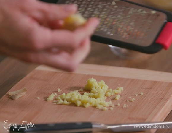 Корень имбиря почистить и натереть на мелкой терке — должна получиться 1 ч. ложка.