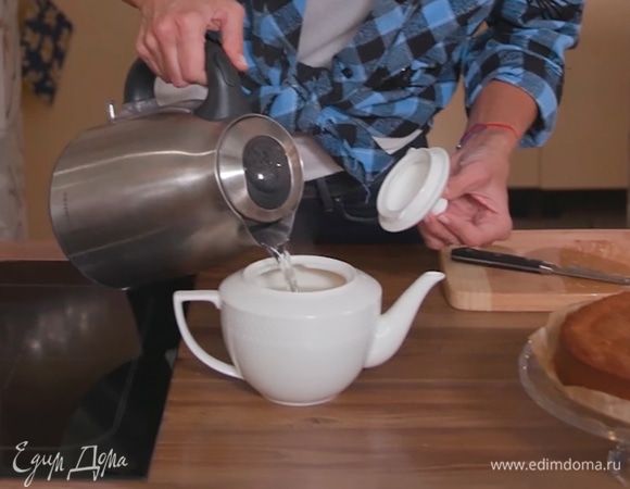 В заварочный чайник выложить натертый имбирь, бадьян, корицу, апельсиновую цедру, влить сок лайма, залить все кипятком и дать настояться.