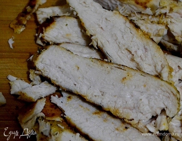 Нарезаем филе тонкими кусочками и кладем мясо на дно салатника.