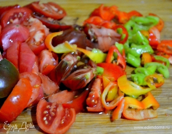 Добавляем нарезанные кусками помидоры и сладкий перец.