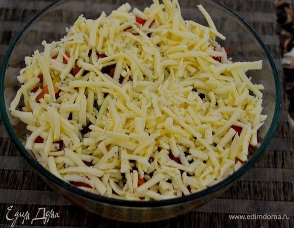 Подсаливаем по вкусу, посыпаем любимыми приправами. У меня прованские травы. Кладем слой тертого на крупной терке твердого сыра.