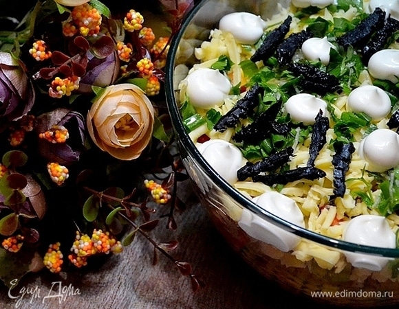 Сверху кладем нарезанную зелень, смешанную с мелко натертым чесноком, нарезанный на полоски, промытый и обсушенный чернослив, выкладываем заправку. Перемешиваем салат уже при подаче.