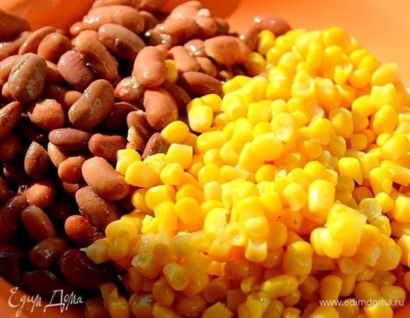 Открываем банки с кукурузой и фасолью, сливаем сок.