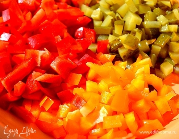 Нарезаем кубиками сладкий перец и маринованный огурец.