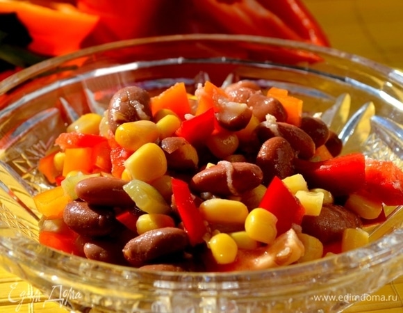 Заправляем салат и сразу подаем к столу.