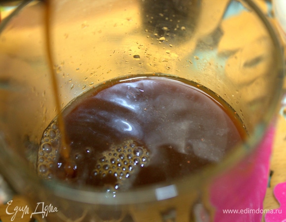 Влить кофе в чашку со специями, размешать.