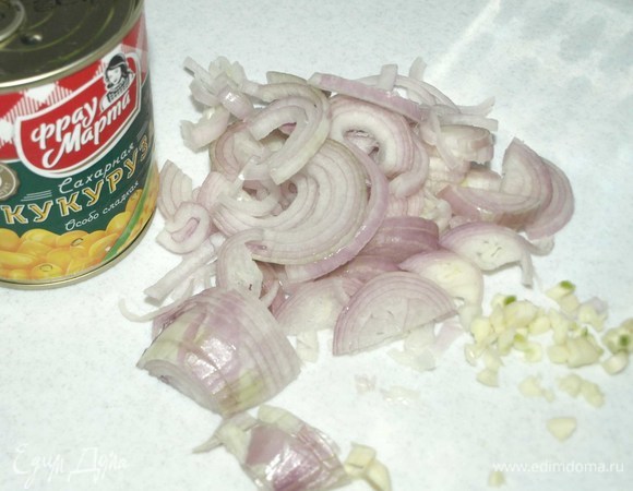 Пока готовится капуста, лук-шалот и чеснок очистить. Мелко порубить. Обжарить 1–2 минуты в сковороде с добавлением растительного масла.