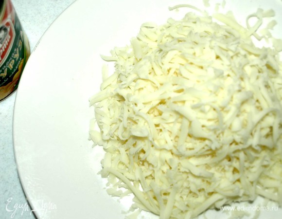 Сыр (можно взять любой) натереть на терке.