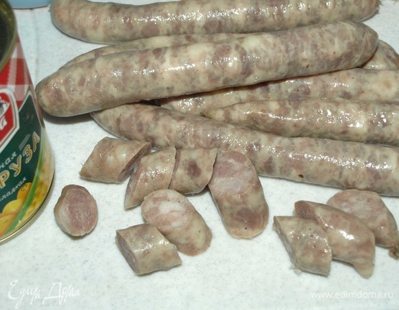 Нюрнбергские колбаски нарезать не очень крупно. Обжарить 5–8 минут. Остудить. Можно взять любые колбаски для жарки и лучше не заменять копченостями, потому что будет совсем другая история.