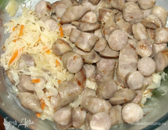 Обжаренные капусту и колбаски складываем в миску.