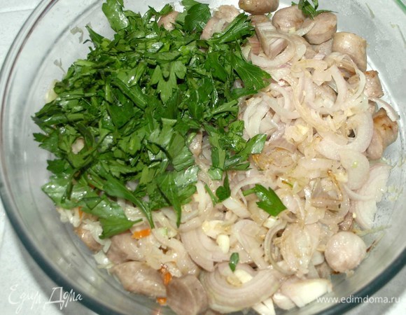Добавляем обжаренный лук с чесноком, рубленую зелень.