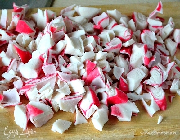 Нарезаем крабовое мясо не очень мелко.