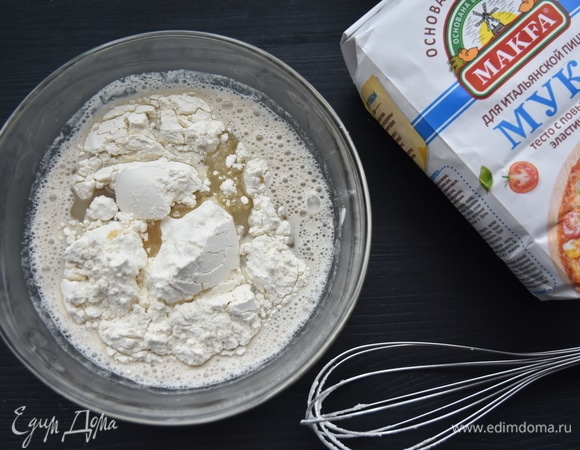Через 15 минут дрожжи активизируются в виде появления над жидкостью «пенной шапочки». Постепенно в несколько приемов ввести просеянную муку и растительное масло.