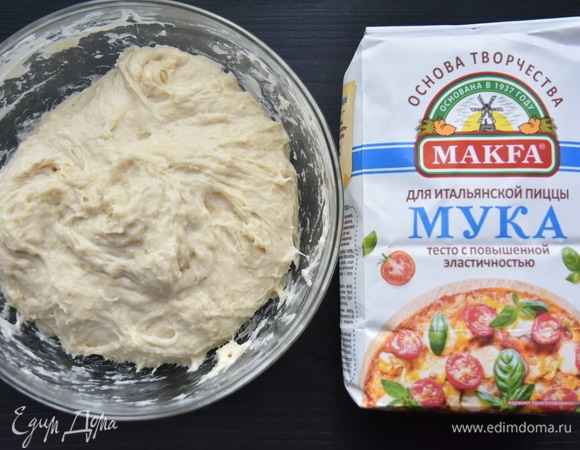 Замесить тесто. Тесто месить в течение 10 минут. Изначально оно будет жидким и липким. Постепенно станет менее липким.