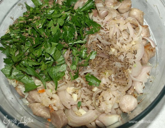 Добавить тмин, черный молотый перец. Если необходимо, добавить соль.