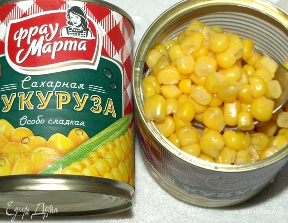 Открыть банку сладкой кукурузы ТМ «Фрау Марта». Слить жидкость.