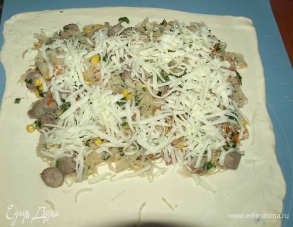 Тесто делим на две части по 250 г. Раскатать в пласт. Выкладываем начинку, сверху посыпаем сыром.