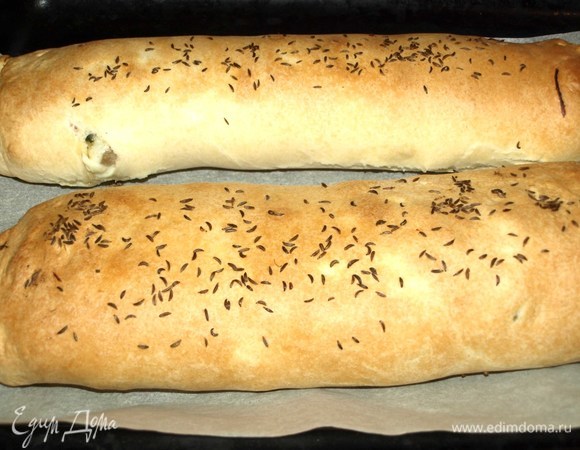 Выпекаем в заранее разогретой до 180°C духовке 35–45 минут (зависит от вашей духовки). Достать готовые штрудели, дать отдохнуть 15 минут, и можно подавать к столу. Штрудель вкусен не только теплым, но и холодным. Можно подать к штруделю сметану с зеленью.