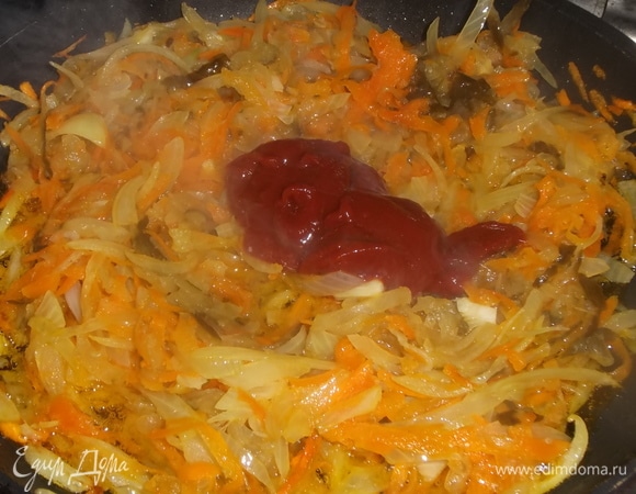 Добавить томатную пасту и сахар. Жарить еще 5 минут.