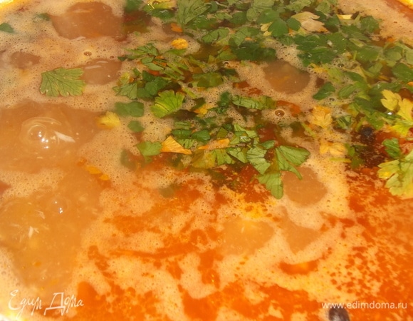 За 10 минут до конца готовки к супу добавить пережаренные овощи и зелень петрушки.