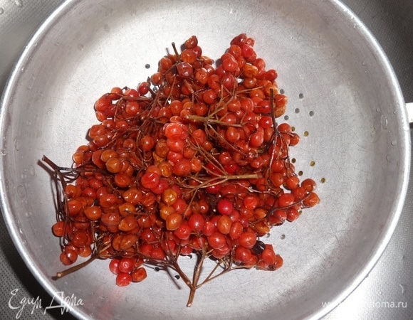 Веточки с ягодами калины выложить в дуршлаг и промыть под проточной водой. Дать воде полностью стечь.