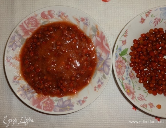 Отделить примерно 1/3 ягод и отложить. Остальные ягоды калины соединить с сахаром и потолочь деревянным пестиком.