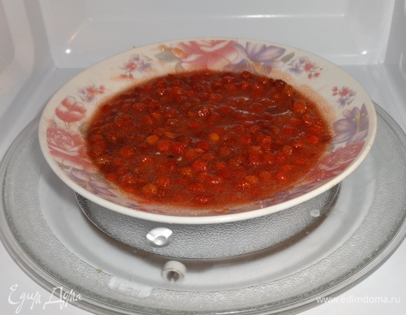 Обычно ягоды калины сочные и дают много сока. Но в этом году была засуха, и калина получилась суховатой. Я добавила в смесь ягод и сахара 2 ст. л. кипяченой воды. Поставить тарелку с протертыми ягодами в микроволновку на 2,5–3 минуты, чтобы сахар быстрее растворился.