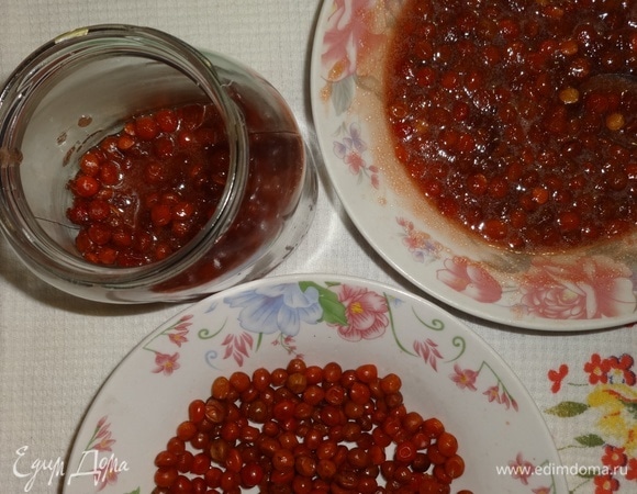 В чистую сухую баночку выложить слой ягод с сахаром и всыпать часть свежих ягод. Заполнить таким образом банку, пока не кончатся все продукты.