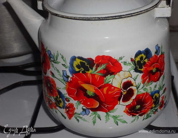 Бальзам настоялся. Можно пить с ним чай. Вскипятить воду.