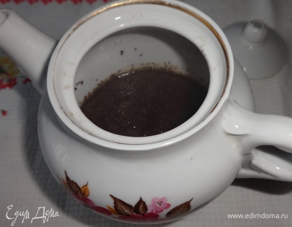 Кипящую воду залить в заварочный чайник с сухой заваркой. Дать настояться 5–7 минут.