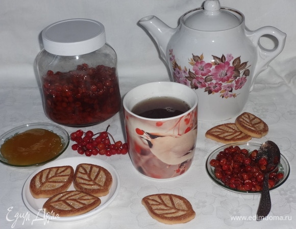 Разлить чай по чашкам. В каждую положить по вкусу бальзам из калины, перемешать. Для аромата, пользы и сладости можно добавить в чай ложечку меда. Подавать чай как самостоятельный напиток или с любимой выпечкой. Приятного чаепития!