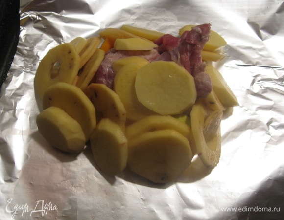 Нарезаем картофель тонкими пластинами (как чипсы), добавляем приправы и травы, поливаем чесночной водой.