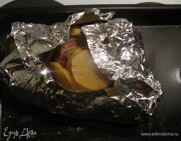 Заворачиваем мясо в фольгу и ставим в разогретую до 180°C духовку выпекать 35 минут. Доставать и поливать сахарным сиропом и соевым соусом.