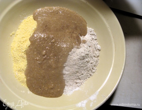 Берем три вида муки и заливаем кипятком. Вымешиваем до состояния плотного, но еще чуточку липнущего к рукам теста. Раскатываем, формируя батончики-трубочки.