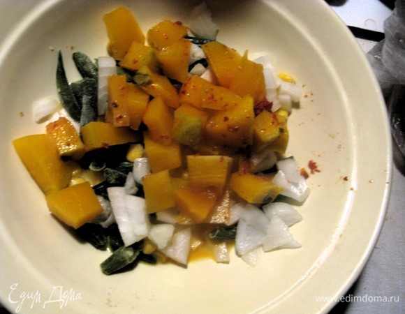 Для начинки все ингредиенты смешать со сливками и яйцом. Томатной пастой смазать корж.